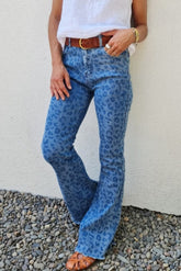 Himmelblaue High Waist Flare Jeans mit Leopardenmuster und ungesäumtem Saum